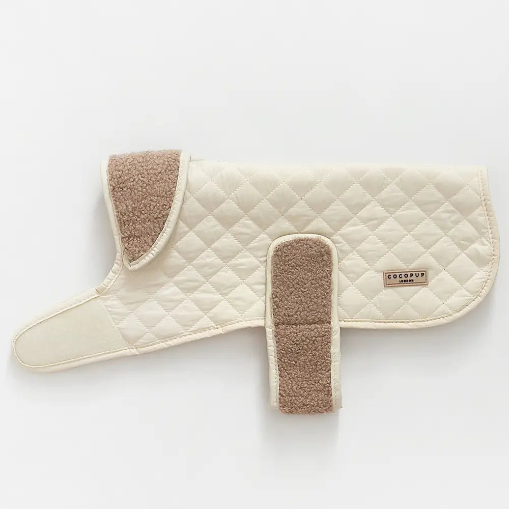 Luxe Quilted Creamy Chai - Vattert hundejakke — bilde 1